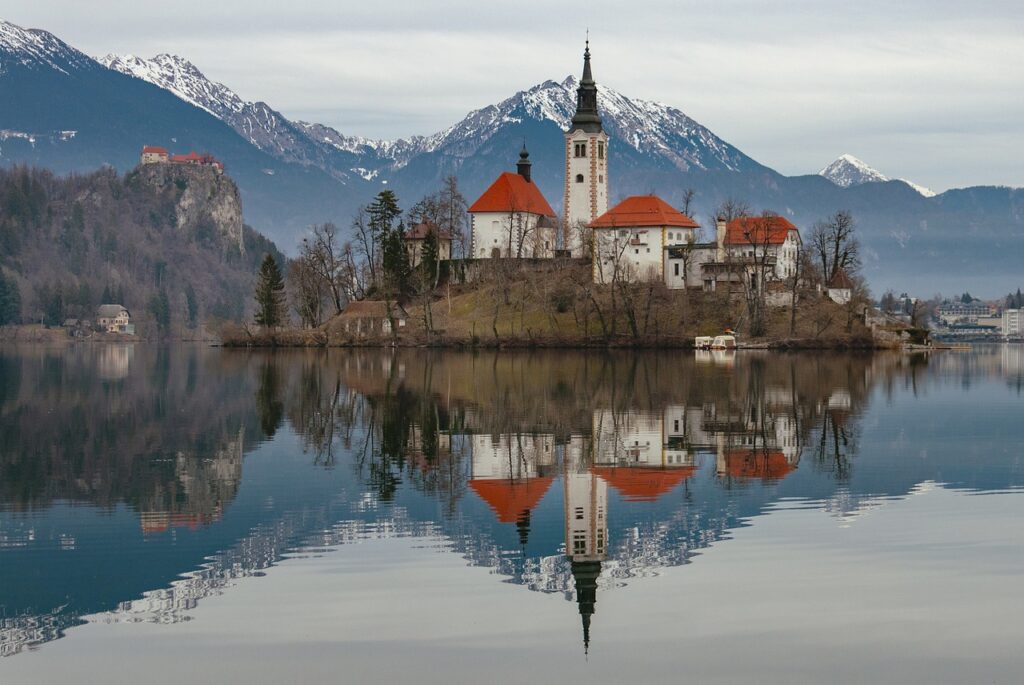 church, slovenia, lake-7085709.jpg