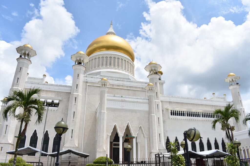 omar ali saifuddien mosque, bandar seri begawan, brunei-4528012.jpg