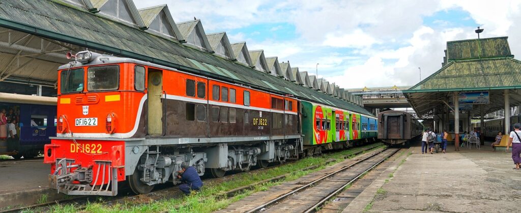 train, locomotive, yangon-2913673.jpg