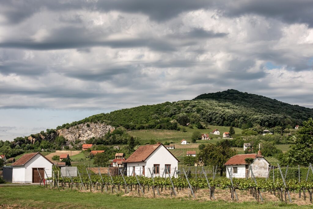 village, hungary, mountain-7241432.jpg